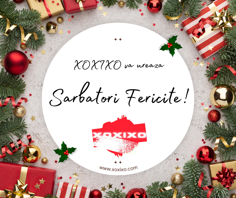 Postare Facebook festivă cu fundal decorativ de Crăciun în tonuri auriu-roșu-verde, cadouri împachetate, globuri lucioase, crenguțe de brad și stele sclipitoare înconjurând un cerc central alb cu text „XoXiXo vă urează Sărbători Fericite!” și branding site www.xoxixo.com, plus logo roșu stilizat, imagine optimizată pentru social media de sărbători 2025.